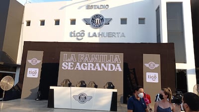 Así luce la fachada del estadio Tigo La Huerta.