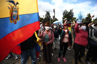 Manifestantes marchan hoy, en el día trece de las manifestaciones antigubernamentales, en Quito (Ecuador). Las protestas se desarrollan en base a un pliego de diez demandas del movimiento indígena, entre ellas que se reduzcan y congelen los precios de los combustibles, que se controlen los precios de los productos de primera necesidad, que no se privaticen empresas estatales y que no se amplíe la actividad petrolera y minera en la Amazonía. EFE/ José Jácome