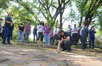 La comitiva municipal de Ciudad del Este utilizó aerosol para demarcar los límites terrotoriales.