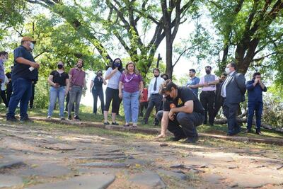 La comitiva municipal de Ciudad del Este utilizó aerosol para demarcar los límites terrotoriales.