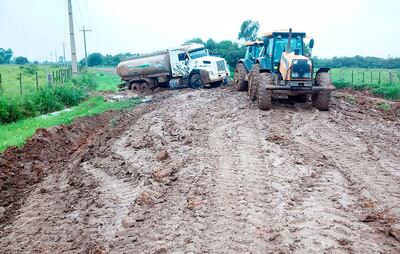 En los días de lluvias, retirar la leche se convierte en una verdadera odisea. El mal estado del camino genera pérdidas.