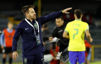 Ramón Menezes, 50 años, es el entrenador interino de la selección brasileña.