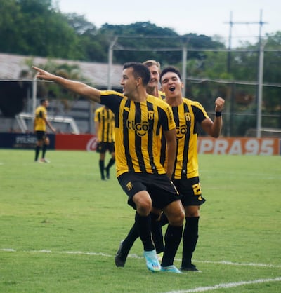 Néstor Camacho su primer tanto, el segundo de Guaraní frente a Luqueño. Rodrigo Amarilla y Walter Clar acompañan el festejo.