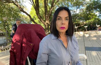 Mónica Castañe, madre de Belén Whittingslow, encadenada frente al Poder Judicial hace 51 días.