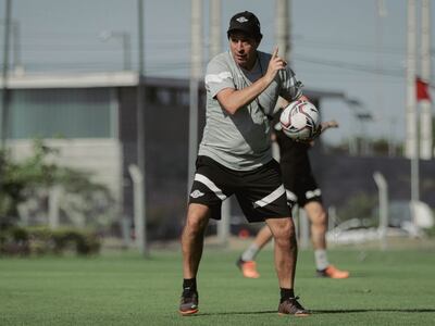 Daniel Garnero, técnico de Libertad, durante el entrenamiento del plantel en el Centro de Alto Rendimiento del club en la ciudad de Luque.
