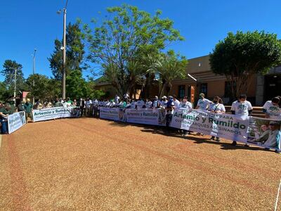 Amigos, familiares y compañeros de trabajo de los guardaparques se manifiestan frente al Palacio de Justicia de Caazapá.