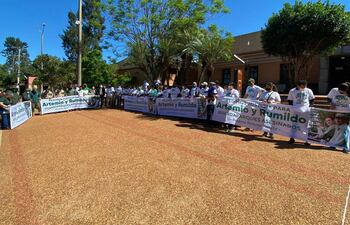 Amigos, familiares y compañeros de trabajo de los guardaparques se manifiestan frente al Palacio de Justicia de Caazapá.
