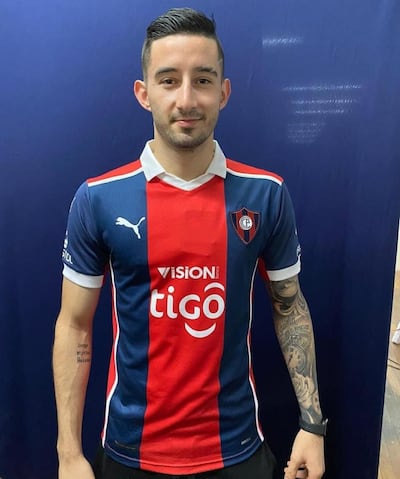 El capitán del Ciclón, Mathías Villasanti, posando con la nueva camiseta del Ciclón