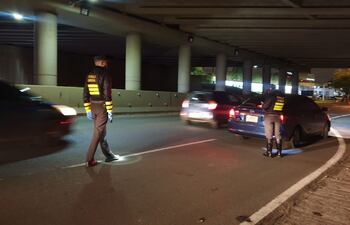 Agente de la Patrulla Caminera realizando controles anoche en Luque.