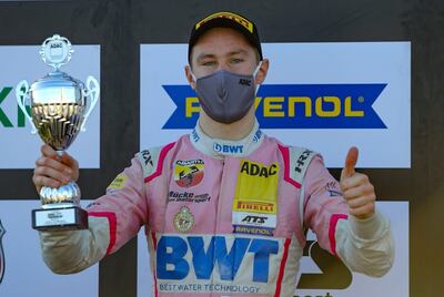 Joshua Duerksen festeja el segundo lugar en el Motorsport Arena Oschersleben.