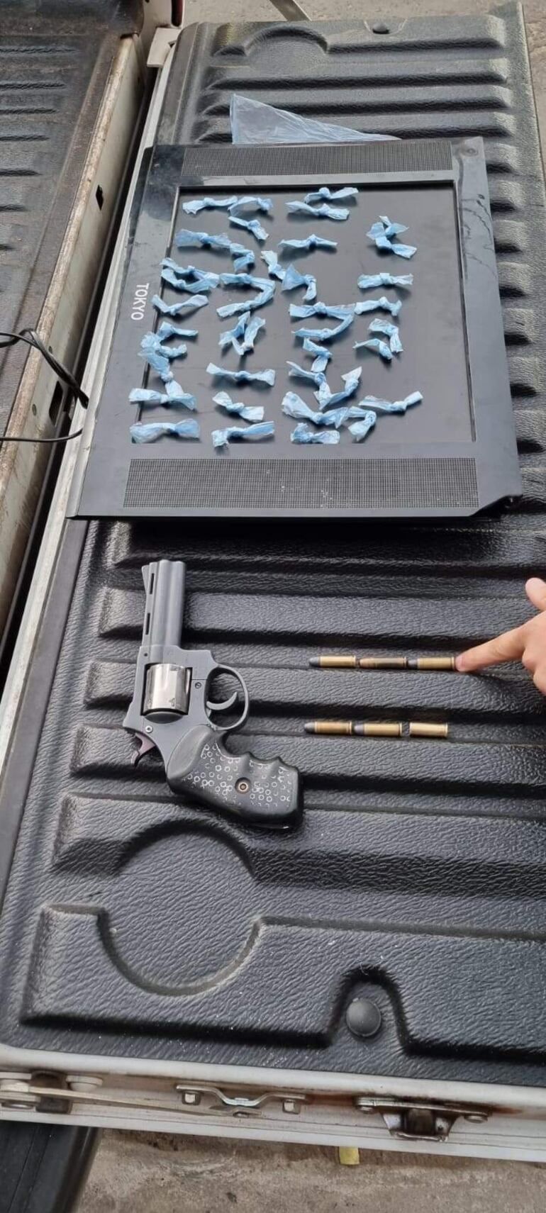  Algunas de las evidencias que fueron incautadas durante el procedimiento de la madrugada.