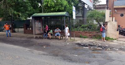Refugio abandonado sobre Artigas casi Perú. Hay pauta publicitaria, pero no cumple los requisitos.