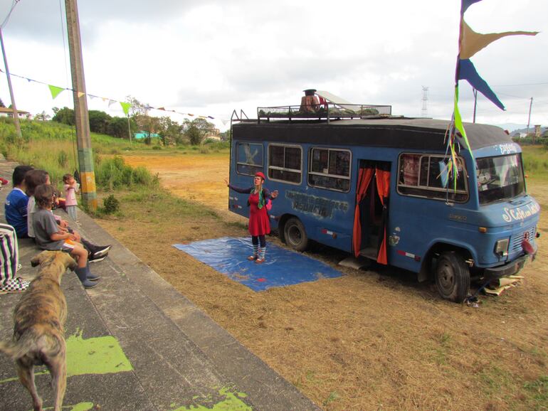 En Santa Elena, Colombia, frente a la casa rodante con la que recorrieron varios países.