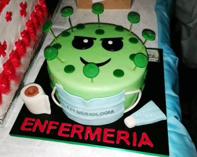 El tema del momento. Un guiño de humor en la torta covid-19 para un festejo con distanciamiento social.