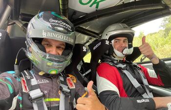 Diego Domínguez (d) y Rogelio Peñate saliendo de la asistencia en el Rally de Cerdeña, donde ayer lograron ocupar el primer lugar, pero finalmente y tras apenas tres tramos disputados en la WRC3, quedó 2°.