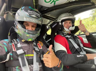 Diego Domínguez (d) y Rogelio Peñate saliendo de la asistencia en el Rally de Cerdeña, donde ayer lograron ocupar el primer lugar, pero finalmente y tras apenas tres tramos disputados en la WRC3, quedó 2°.