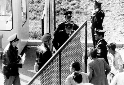 Septiembre de 1972. La policía cierra la entrada a la Villa Olímpico tras el ataque de un comando palestino contra la delegación israelí, en Múnich. Alemania pidió perdón y ofreció una reparación histórica. (AFP,archivo)