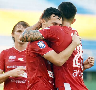 Abrazos de goleadores. Villagra, autor de dos tantos, con el juvenil Arrúa, en el triunfo de Nacional.