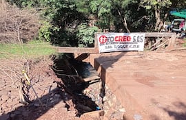 Una enorme y peligrosa abertura se formó en el puente San Roque de Ciudad del Este.