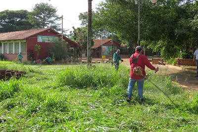 Los corpidores en plena tarea de limpieza en las escuelas franqueñas.