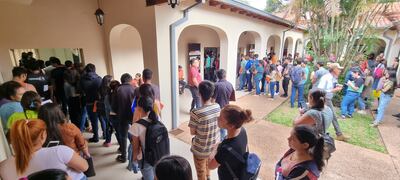 Los jóvenes aguardando sus turnos para entregar sus carpetas para la beca que ofrece la EBY, en conjunto con la Gobernación de Misiones.