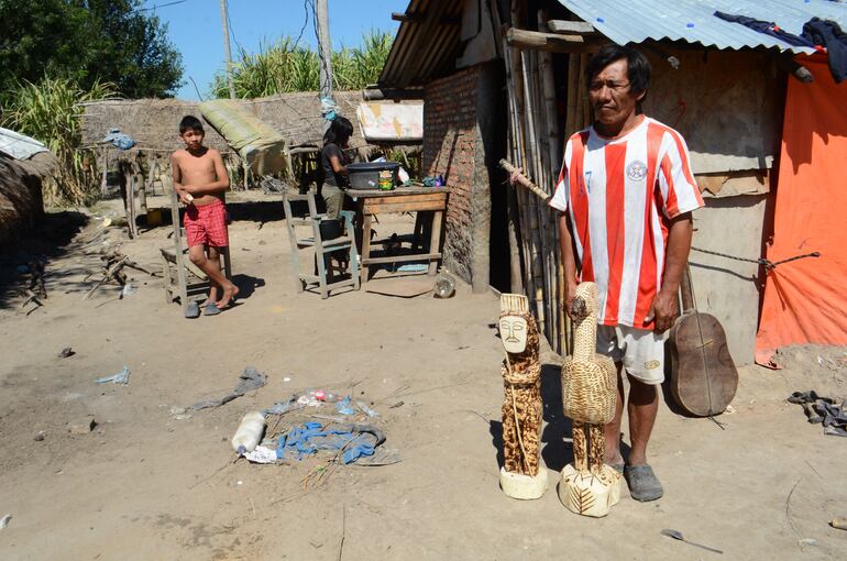 Eustaciano Villalba, miembro de la parcialidad ava guaraní, muestra sus trabajos de artesanía y que busca vender para alimentar a su familia.