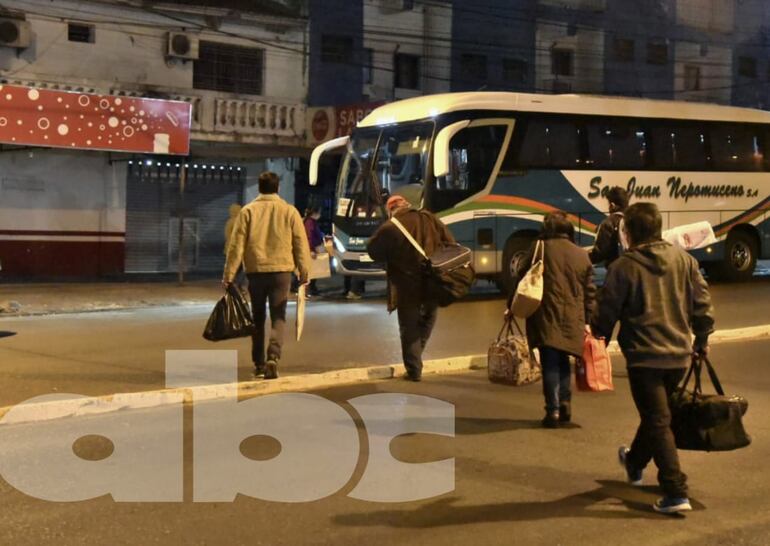 Las unidades de transporte de corta, media y larga distancia, están alzando a los pasajeros fuera de la terminal.