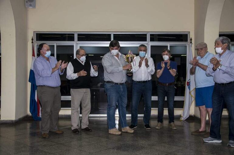 Don Rubi llevó otro trofeo más, producto de Cara Bonita.