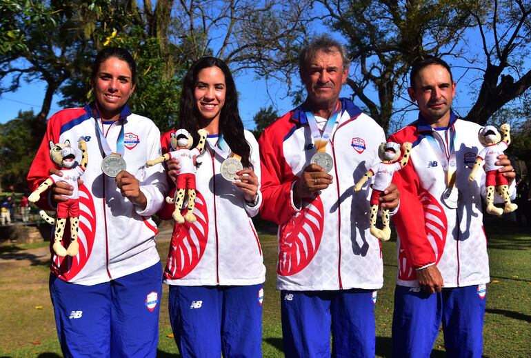 De plata por equipos: María Fernanda Escauriza, Anahí Servín, Carlos Franco y Fabrizio Zanotti.