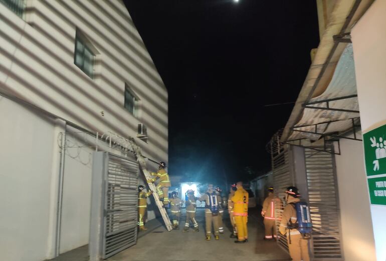 Bomberos verifican las instalaciones del sitio.