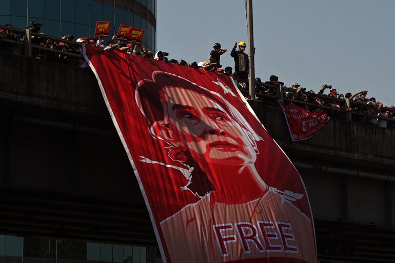 Un cartel con la imagen de la líder birmana Aung San Suu Kyi, detenida por las fuerzas militares golpistas de Birmania.