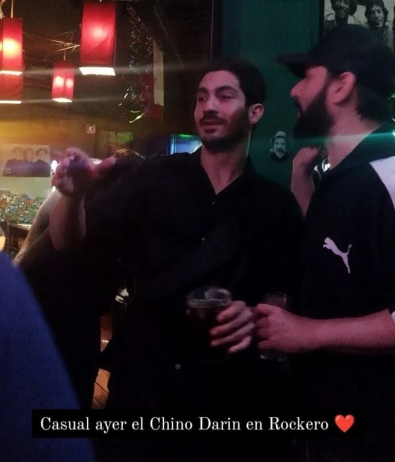 El Chino Darín disfrutando la noche asuncena. (Captura de la historia de Instagram de Milena Coral)