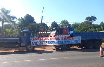 Camioneros salen a la vera de la ruta PY01, para acompañar pedido de los demás gremios del país.