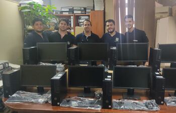 Funcionarios de Obras Particulares fueron formados para usar el nuevo sistema. Computadoras nuevas y sistema.