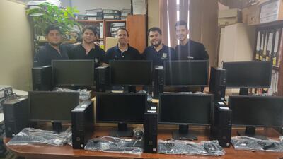 Funcionarios de Obras Particulares fueron formados para usar el nuevo sistema. Computadoras nuevas y sistema.