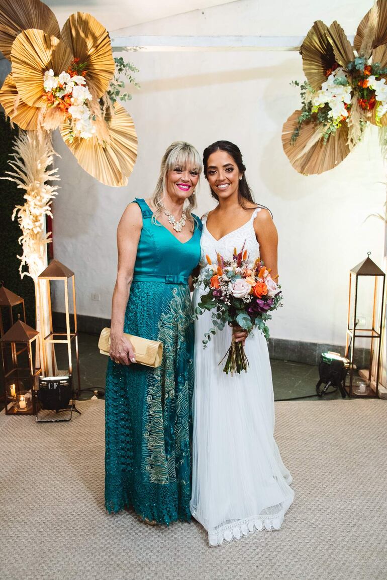 La novia con su madre Rosana Pinto Celho De Souza.