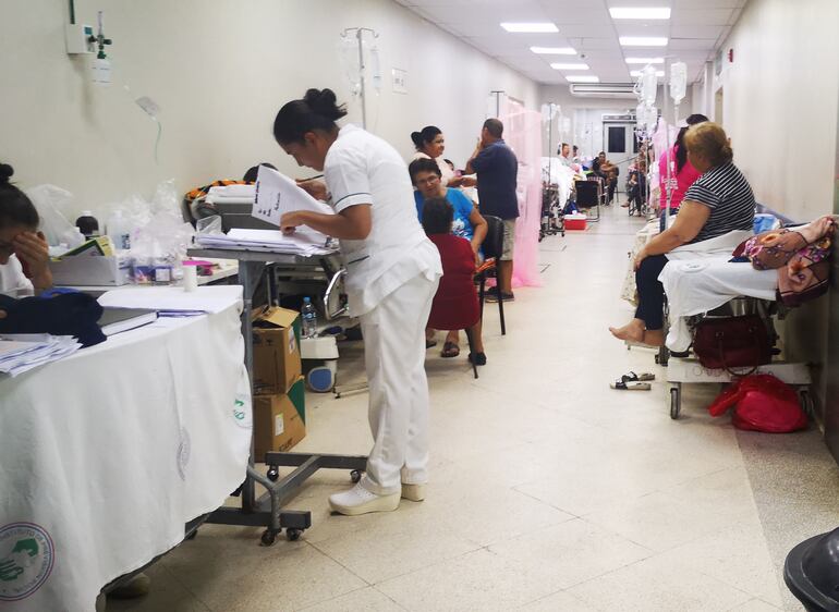 El personal de blanco no da abasto ante la gran cantidad de pacientes son síntomas de dengue que acuden en busca de atención.