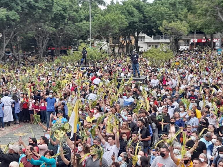 Concurrida participación de los fieles en la Basílica Santuario Nuestra Señora de los Milagros de Caacupé.