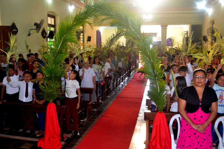La catedral en Fuerte Olimpo, estuvo colmada de fieles durante el inicio de la Semana Santa.