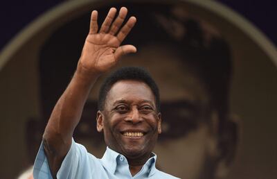 Pelé, 82 años, sigue hospitalizado