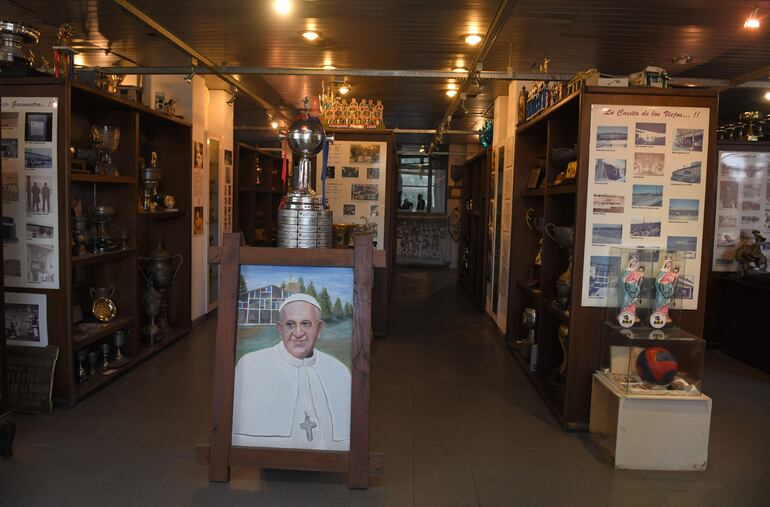 Esa delantera "Martino-Pontoni-Farro", que aún hoy enumera de carrerilla, como el resto del once titular le llevó a volverse 'cuervo'.
