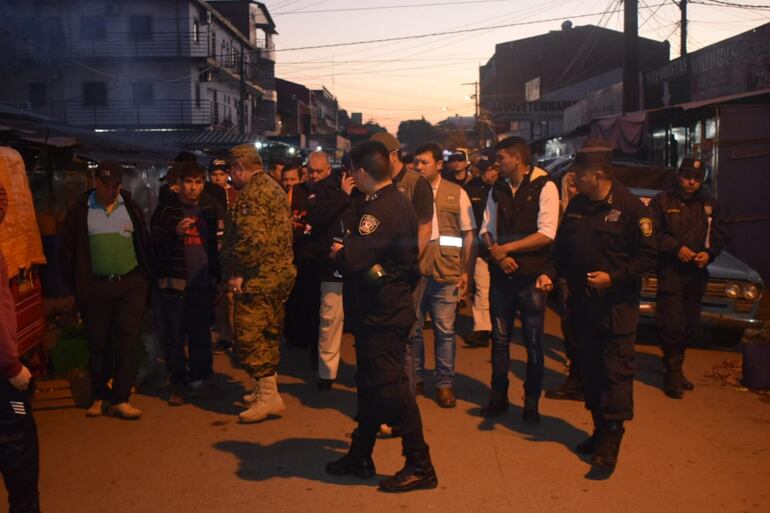 Un importante contingente policial llegó  al mercado para realizar el operativo anticontrabando.