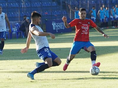 Sergio Díaz (d) pelea el balón con Gustavo Mencia de Sol de América en el amistoso de Cerro Porteño en Villa Elisa.