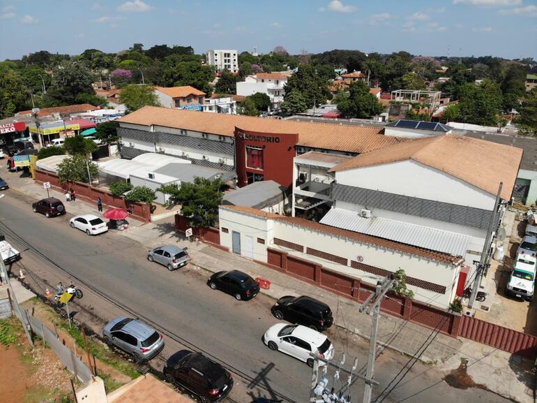 Vista aérea del hospital distrital de Villa Elisa, que por primera vez contará con camas para cuidados intensivos. La municipalidad tiene previsto invertir unos G.1.500 millones para el efecto. Ya estaría los primeros días de setiembre.