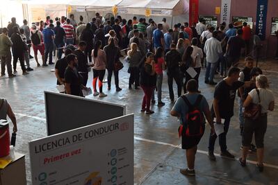 Contribuyentes haciendo fila para renovar o revalidar sus registros de conducir en la Municipalidad de Lambaré, el pasado viernes.