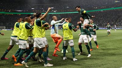 El paraguayo Gustavo Gómez (arriba), futbolista del Palmeiras, celebra uno de los tantos en el triunfo sobre Gremio de Porto Alegre por la Serie A de Brasil en el estadio Allianz Parque, en Sao Paulo.