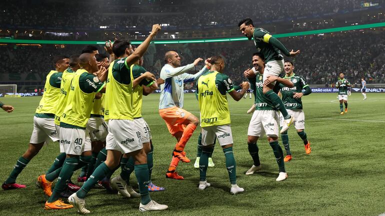 El paraguayo Gustavo Gómez (arriba), futbolista del Palmeiras, celebra uno de los tantos en el triunfo sobre Gremio de Porto Alegre por la Serie A de Brasil en el estadio Allianz Parque, en Sao Paulo.