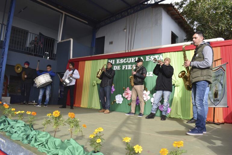 La banda de músicos de la policía nacional interpretó varias canciones épicas de nuestro país y causó delirio de los alumno, que acompañaron con fervor.