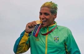 Ana Marcela Cunha de Brasil posa con la medalla de oro en la ceremonia de premiación de los 10km femeninos de natación aguas abiertas durante los Juegos Olímpicos 2020, este miércoles en el Parque Marino Odaiba en Tokio (Japón).