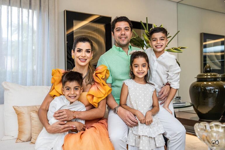 Tere Codas y Didier Arias posando orgullosos con sus tres tesoros. (Instagram/Tere Codas Z.)